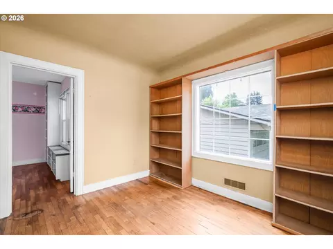Bedroom - 725 Walnut Ave, Eugene, OR 97404 photo 5 of 9