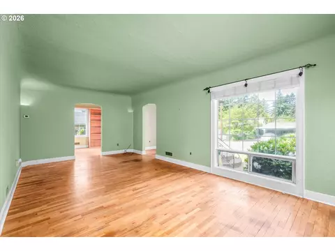 Living - 725 Walnut Ave, Eugene, OR 97404 photo 3 of 7