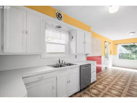 Kitchen - 725 Walnut Ave, Eugene, OR 97404 photo 1 of 2