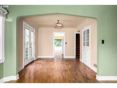 Living - 725 Walnut Ave, Eugene, OR 97404 photo 5 of 7