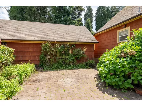 Exterior - 725 Walnut Ave, Eugene, OR 97404 photo 3 of 11