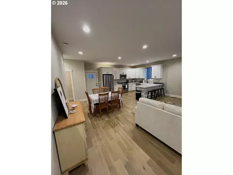 672 Parker Loop, Silverton, OR 97381 photo 5