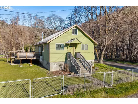 123 1st St, Klickitat, WA 98628