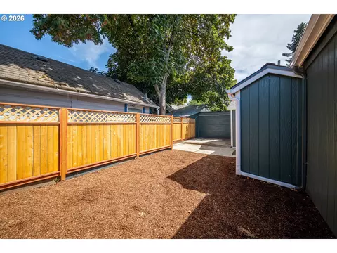 Exterior - 823 4th St, Springfield, OR 97477 photo 3 of 4