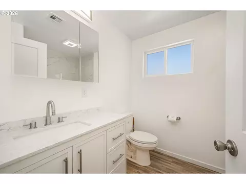 Bath - 823 4th St, Springfield, OR 97477 photo 1 of 2