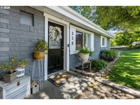 215 S Washington St, Weston, OR 97886