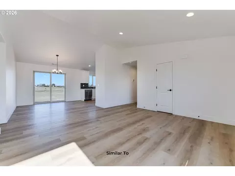 Living - 221 SW Chickadee Dr, Boardman, OR 97818 photo 3 of 4
