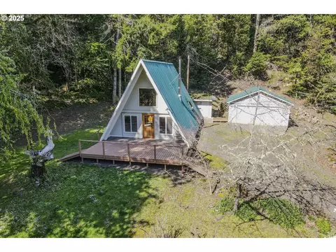 9235 Tyee Rd, Umpqua, OR 97486