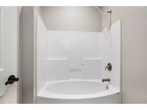 Bath - 360 Mia Ln, Eugene, OR 97401 photo 3 of 5