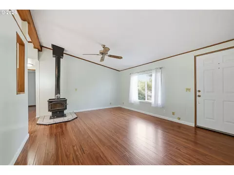 Living - 4966 Parsons Ave, Eugene, OR 97402 photo 1 of 5