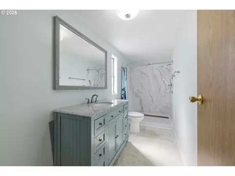Bath - 4966 Parsons Ave, Eugene, OR 97402 photo 1 of 3