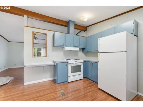 Kitchen - 4966 Parsons Ave, Eugene, OR 97402 photo 4 of 4