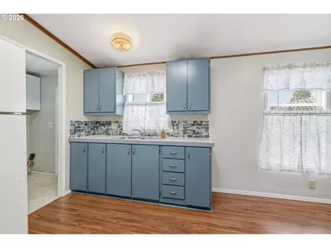 Kitchen - 4966 Parsons Ave, Eugene, OR 97402 photo 3 of 4