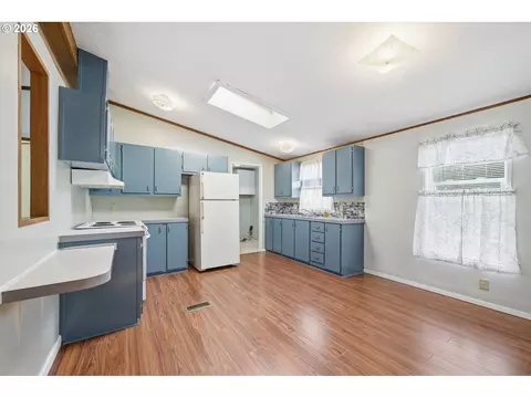 Kitchen - 4966 Parsons Ave, Eugene, OR 97402 photo 1 of 4