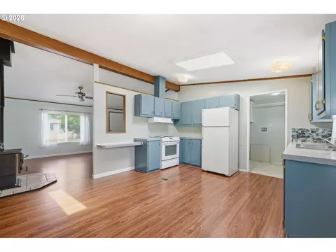 Kitchen - 4966 Parsons Ave, Eugene, OR 97402 photo 2 of 4