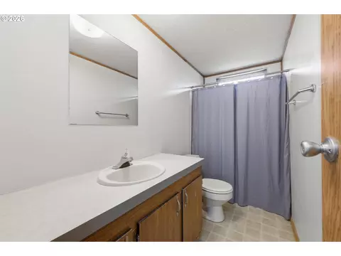 Bath - 4966 Parsons Ave, Eugene, OR 97402 photo 3 of 3