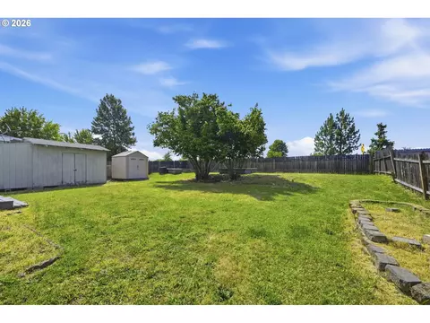 Exterior - 4966 Parsons Ave, Eugene, OR 97402 photo 6 of 8