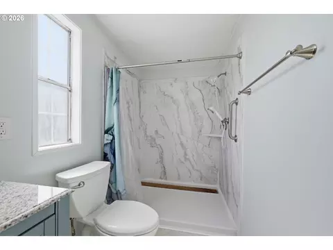 Bath - 4966 Parsons Ave, Eugene, OR 97402 photo 2 of 3