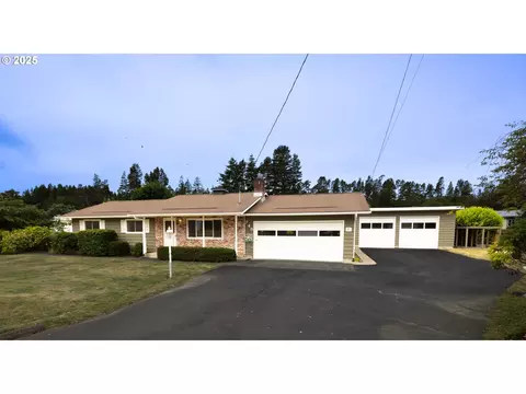 745 N 8th St, Lakeside, OR 97449