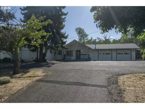 302 Arcadia Dr, Roseburg, OR 97471
