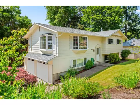 3211 Strathmore Pl, Eugene, OR 97405