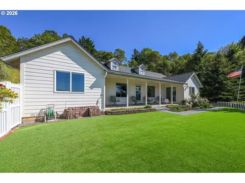 1220 NE Cambrian Ct, Roseburg, OR 97470