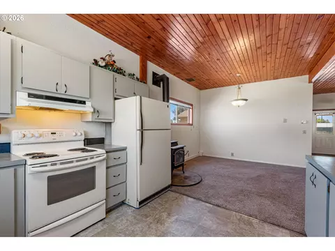 Kitchen - 1790 Cedar St, Elgin, OR 97827 photo 1 of 2