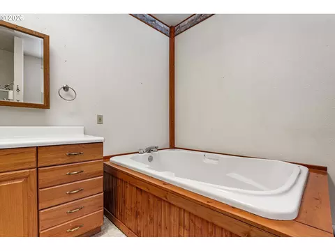 Bath - 1790 Cedar St, Elgin, OR 97827 photo 3 of 3