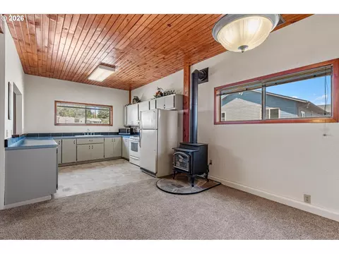 Kitchen - 1790 Cedar St, Elgin, OR 97827 photo 2 of 2