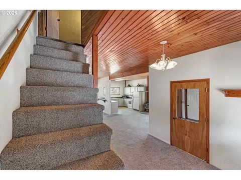 Entry Way - 1790 Cedar St, Elgin, OR 97827 photo 2 of 2