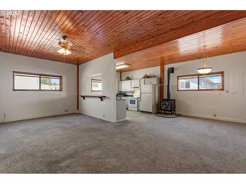 Living - 1790 Cedar St, Elgin, OR 97827 photo 2 of 5