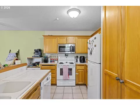 Kitchen - 5307 SE 13th Ct, Gresham, OR 97080 photo 3 of 4