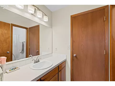 Bath - 5307 SE 13th Ct, Gresham, OR 97080 photo 2 of 4