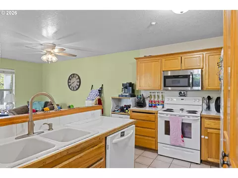 Kitchen - 5307 SE 13th Ct, Gresham, OR 97080 photo 2 of 4