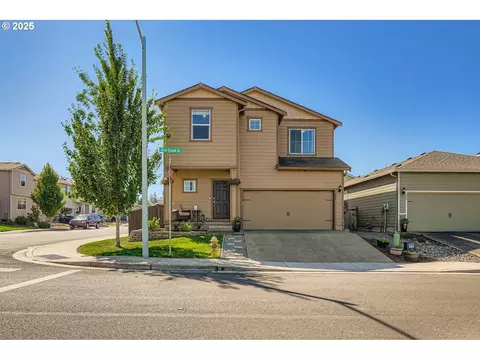 900 Bear Creek Dr, Molalla, OR 97038