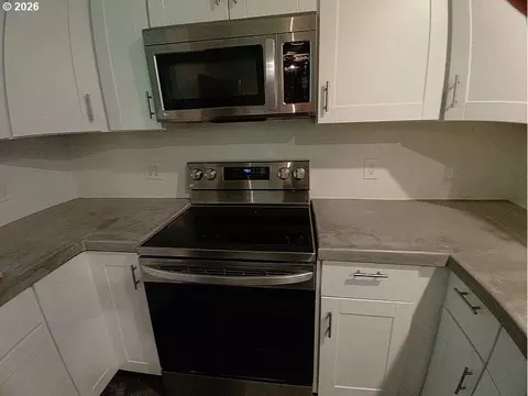 Kitchen - 9363 Highway 126, Mapleton, OR 97453 photo 1 of 3