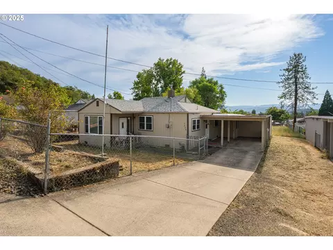 1658 NE Taylor St, Roseburg, OR 97470