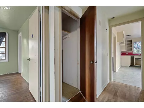 Entry Way - 757 Berntzen Rd, Eugene, OR 97402 photo 2 of 2