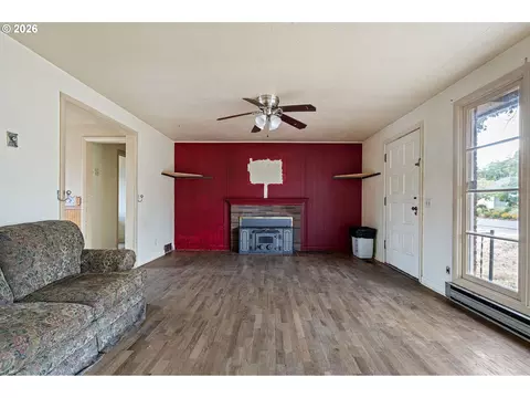 Living - 757 Berntzen Rd, Eugene, OR 97402 photo 5 of 6