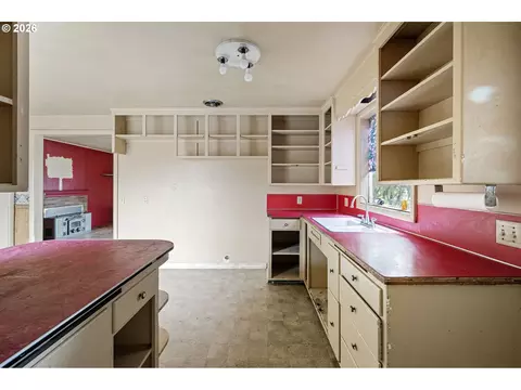 Kitchen - 757 Berntzen Rd, Eugene, OR 97402 photo 3 of 3