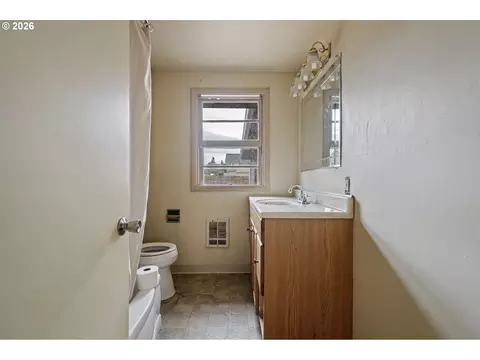 Bath - 757 Berntzen Rd, Eugene, OR 97402 photo 1 of 4
