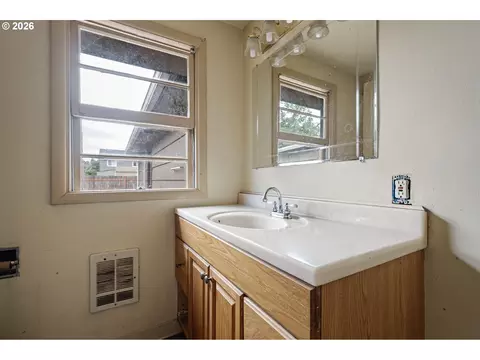 Bath - 757 Berntzen Rd, Eugene, OR 97402 photo 2 of 4