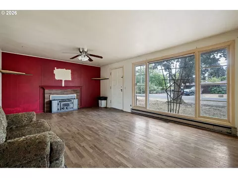 Living - 757 Berntzen Rd, Eugene, OR 97402 photo 4 of 6