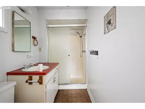 Bath - 757 Berntzen Rd, Eugene, OR 97402 photo 3 of 4