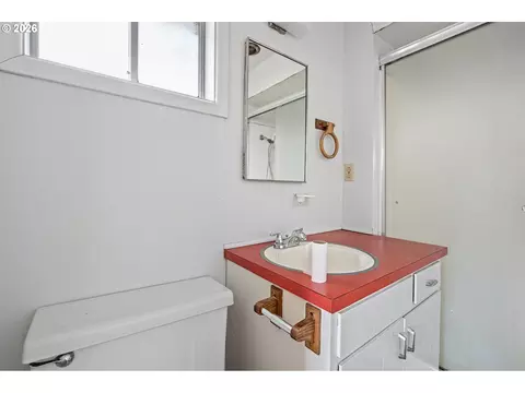 Bath - 757 Berntzen Rd, Eugene, OR 97402 photo 4 of 4