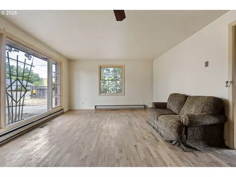 Living - 757 Berntzen Rd, Eugene, OR 97402 photo 2 of 6