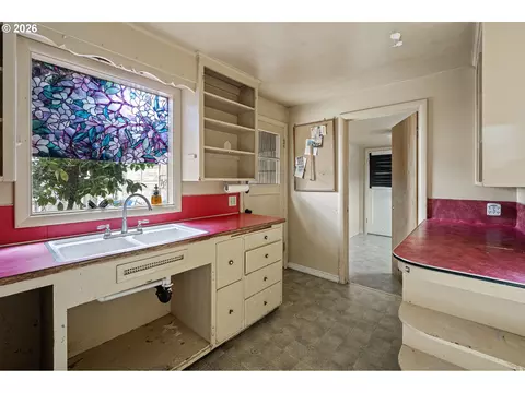 Kitchen - 757 Berntzen Rd, Eugene, OR 97402 photo 1 of 3
