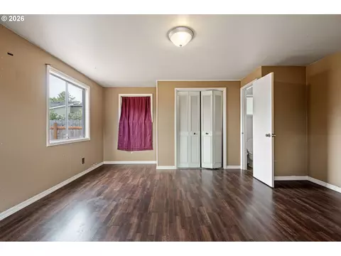 Bedroom - 757 Berntzen Rd, Eugene, OR 97402 photo 5 of 6