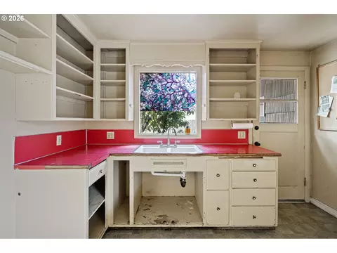 Kitchen - 757 Berntzen Rd, Eugene, OR 97402 photo 2 of 3