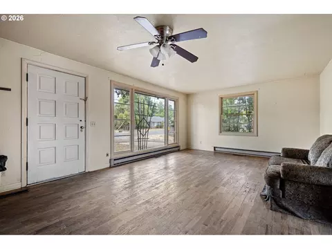 Living - 757 Berntzen Rd, Eugene, OR 97402 photo 3 of 6